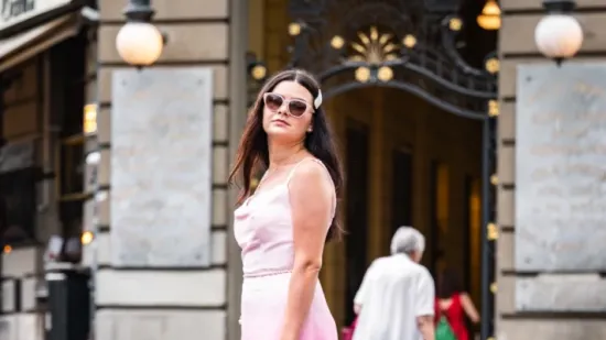Roza stajling sa &scaron;pice ukrao je svu pažnju, no krznene sandale su priča za sebe