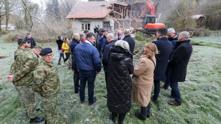 Tri godine od potresa, a ministar se hvali: 'Vojska u samo 3 dana izgradila most do kuće koja se mora ru&scaron;iti'