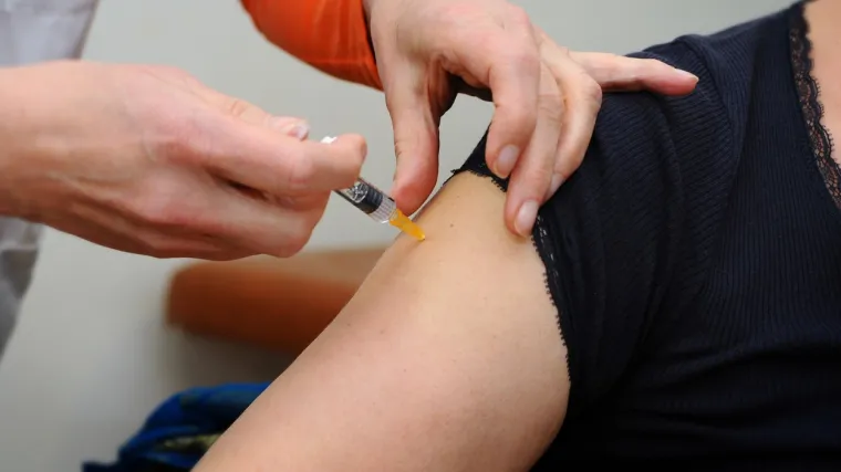 Gužve na testiranju za hripavac unatoč ki&scaron;i. Epidemiologinja: 'Žao nam je gledati ljude kako stoje na cesti'