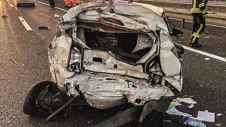 Kamion potpuno spre&scaron;ao auto. Lim pogužvan do neprepoznatljivosti i svi su ostali živi!