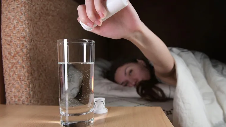 Burna noć završila mamurlukom: Hoćete ga se odmah riješiti? Stručnjaci: Ne uzimajte paracetamol!