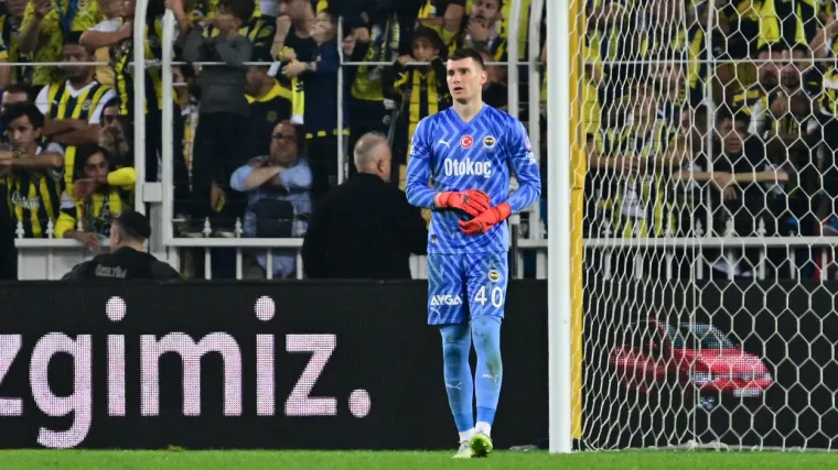 Fenerbahče pregažen, Livaković primio &scaron;est golova: U Finskoj prekinuta utakmica zbog grudanja navijača