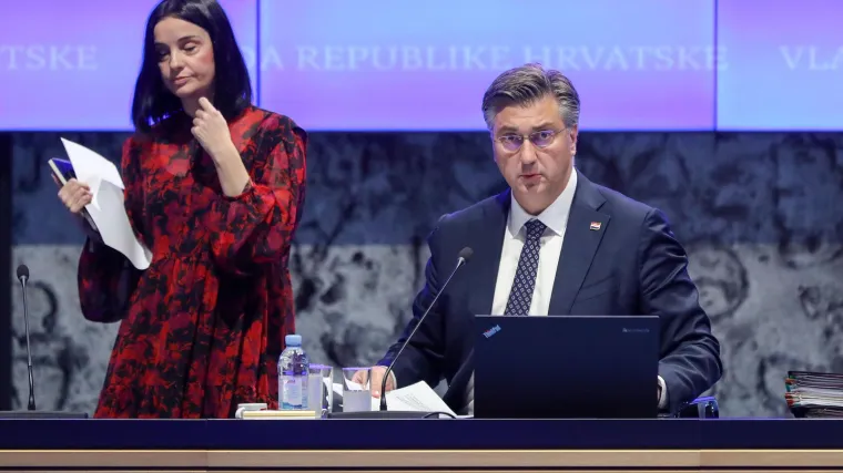 Bizarna situacija:  Na Vladi govorili punih 25 minuta pa onda sve ponovili ispočetka; 'Bio je neki tehnički problem'