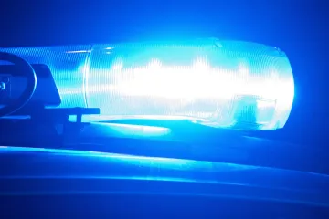 Automobilom se zabio u zid i od siline udarca odbio u rasvjetni stup