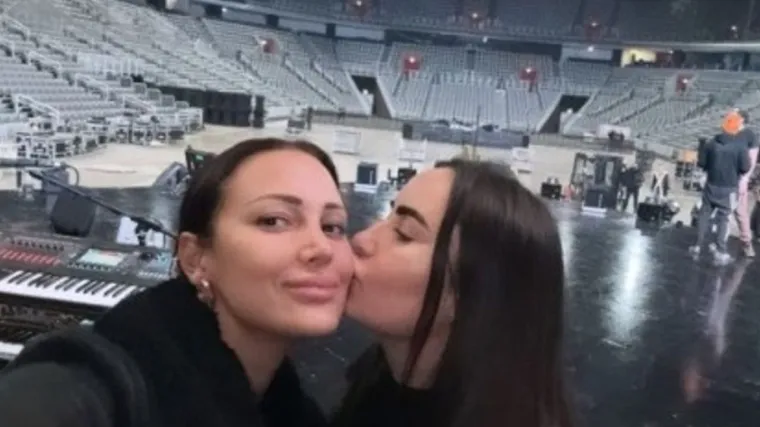 Prija stigla u Zagreb pa objavila selfie s mamom. Večeras prvi od pet koncerata: 'Od danas živimo ovdje'