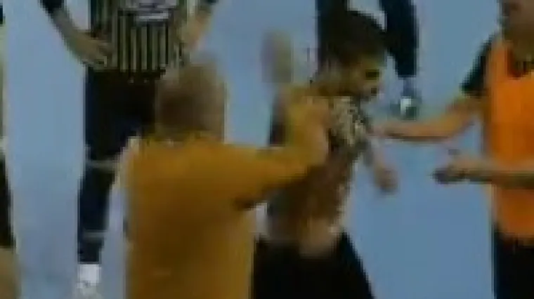 Srpski trener je optužen za ratne zločine i član je Vučićeve stranke, a sada je usred utakmice tukao igrača