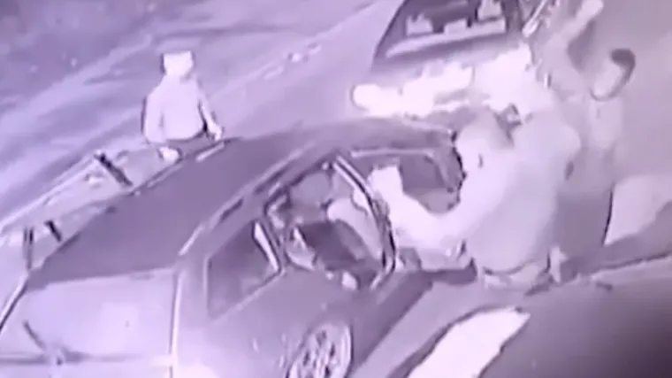 Nadzorna kamera snimila trenutak horora: Trojica palicama brutalno pretukla mu&scaron;karca pred ženom i djetetom