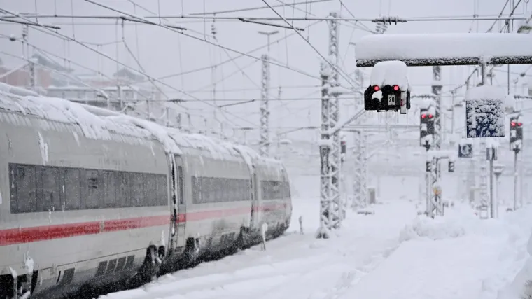 Snijeg je paralizirao Europu: Promet je u mnogim krajevima prekinut, a stižu i prve vijesti o preminulim osobama