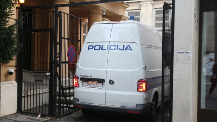 Policajac otkrivao gdje kriminalci drže drogu, provaljivao i krao ju s pomagačima. Uhvaćen 's rukama u pekmezu'