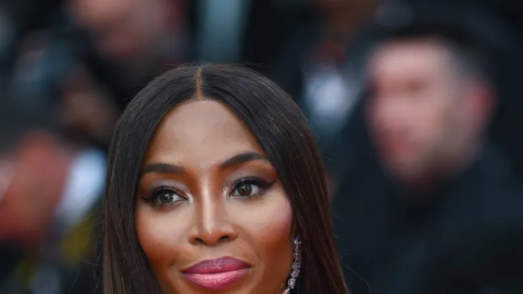 Bezvremenska ljepota: Naomi Campbell u 54. godini pozirala bez grudnjaka za kultni kalendar