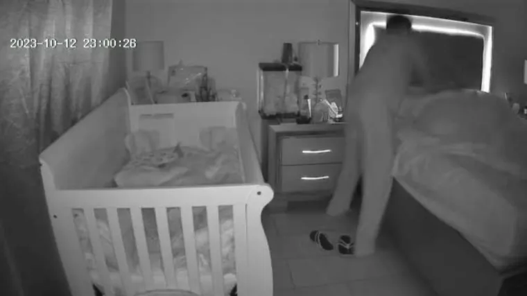 Jeziva fotografija: Dječak (13) stoji iznad majke, a onda je nasmrt bode nožem. Pored njih spavala je beba