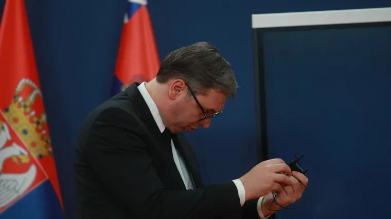 Političarima ponestaje floskula ili im je dosadilo lagati? Selfie iz ureda, selfie iz kafića...