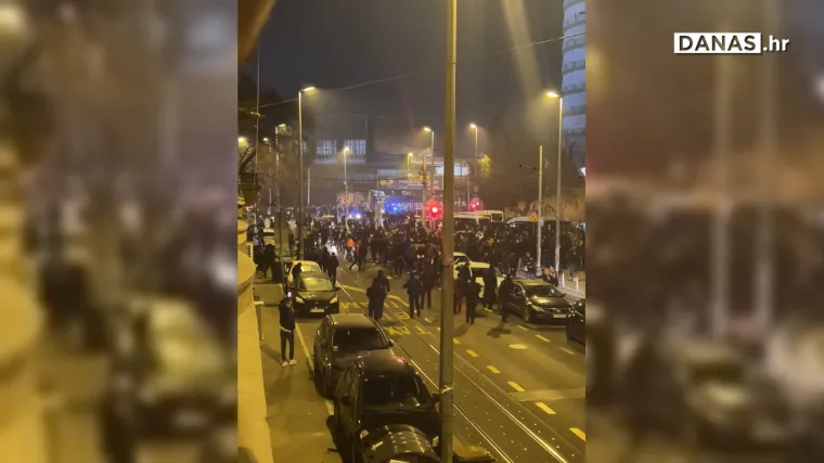 Sukob nakon utakmice Hajduka i Lokomotive: Ozlijeđena su tri policajca, privedena dva navijača