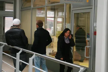 Zapaljeni automobil pripada radnici karlovačkog Inkasatora. Ovo nije prvi incident vezan uz nju...