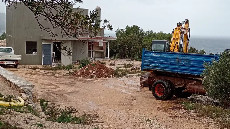 Doznajemo! Bivši šef HEP-a Frane Barbarić započeo s rušenjem bespravne vile na Hvaru!