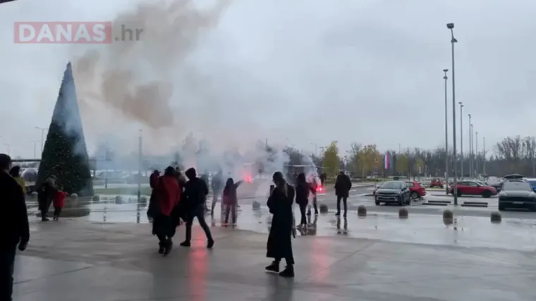 VIDEO Prvi navijači iz Grčke stigli u Zagreb: Na aerodromu ih dočekali s bengalkama
