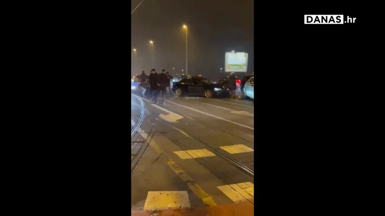 Opsadno stanje u Dubravi: Policija uhitila četvorku nasred raskrižja. Muškarci u fantomkama viču: 'Glavu dolje'