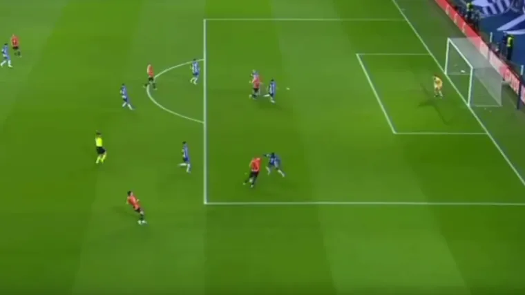 U Ligi prvaka priznat jedan od najkontroverznijih golova: Pomoćnik izazvao kaos, nogometa&scaron;i stali, a lopta zavr&scaron;ila u mreži