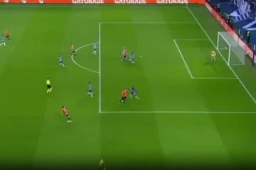 U Ligi prvaka priznat jedan od najkontroverznijih golova: Pomoćnik izazvao kaos, nogometaši stali, a lopta završila u mreži