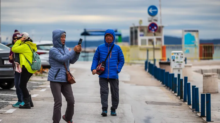 Ki&scaron;obrani uskoro vi&scaron;e neće biti glavni modni dodatak! Padaline jo&scaron; ujutro, a temperature idu ispod ni&scaron;tice