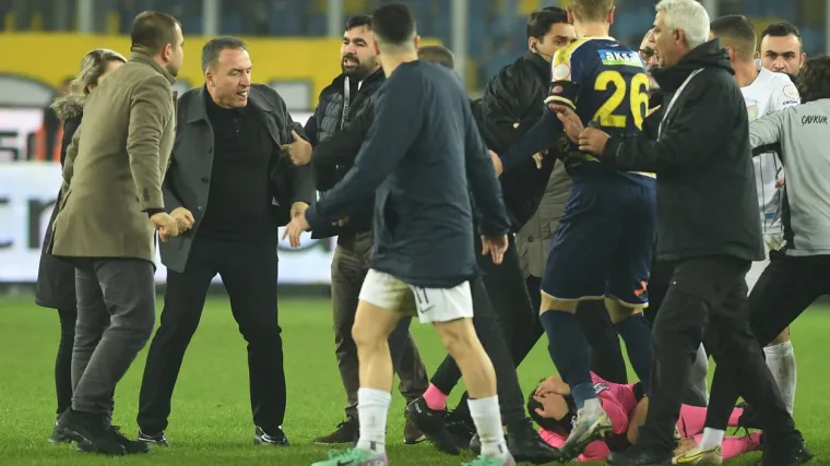 Predsjednik koji je utrčao na teren i nokautirao suca kažnjen doživotnom zabranom rada u nogometu