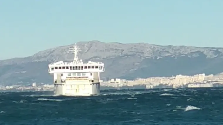 VIDEO Oluja puše diljem Dalmacije. Srušena stabala, električni stupovi. Pogledajte kako se trajekt bori s burom