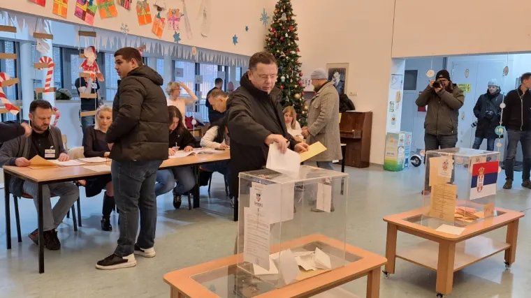 Danas.hr na biračkom mjestu gdje se uskoro očekuje dolazak Vučića: Od 7 sati otvoreno vi&scaron;e od 8000 biračkih mjesta