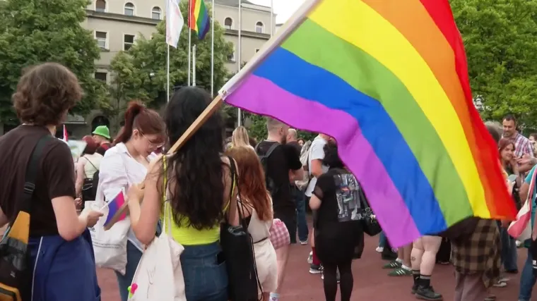 O blagoslovu istospolnih parova Papa je svoje rekao, LGBT vjernicima to puno znači, a Crkva u Hrvatskoj &scaron;uti: Za&scaron;to?