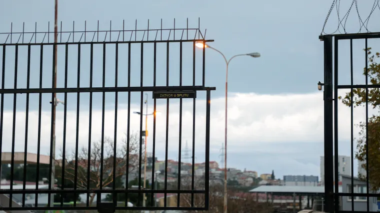 Uskok podignuo optužnicu protiv čuvara u splitskom zatvoru: Iza re&scaron;etaka unosio mobitele i steroide