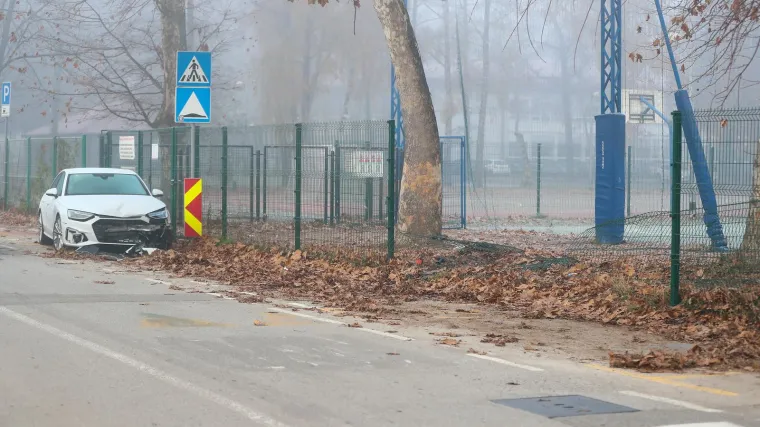 FOTO Prvo se autom zabio u vozilo, pa onda u ogradu kod NK Hrvatski Dragovoljac