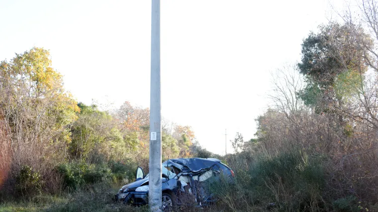 Vozačica poginula u te&scaron;koj prometnoj nesreći u Istri: Izgubila kontrolu i zabila se u stup