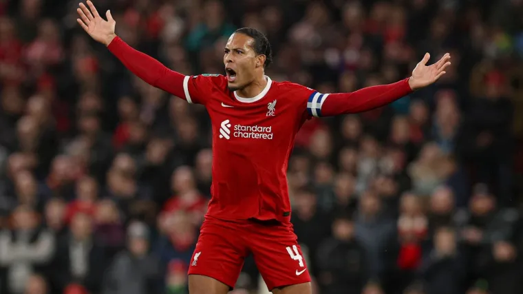 Liverpool ponovno te&scaron;ko o&scaron;tećen u derbiju: Kamere 'uhvatile' &scaron;to je Van Dijk dobacio sucu derbija