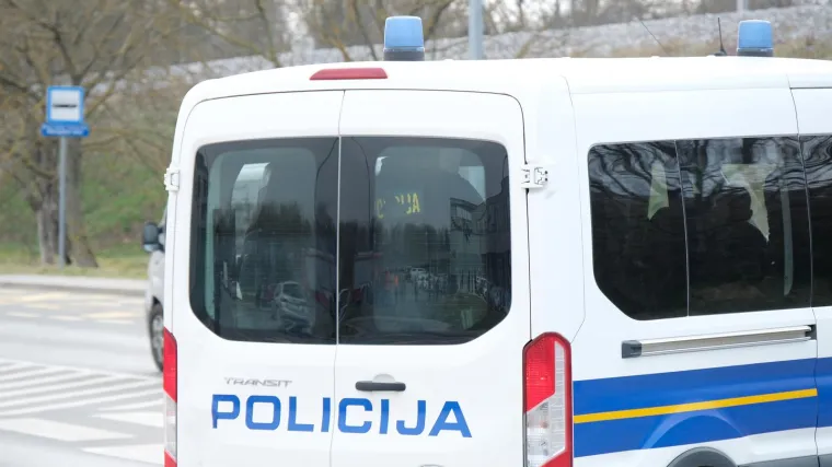 Pijani policajac u Požegi proklizao službenim vozilom i izazvao sudar
