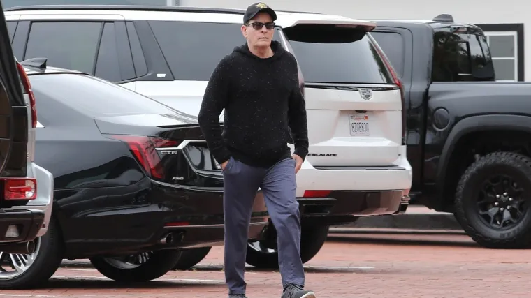 Žena provalila u stan Charlieja Sheena pa i napala poznatog glumca. Uhićena je i ide na sud