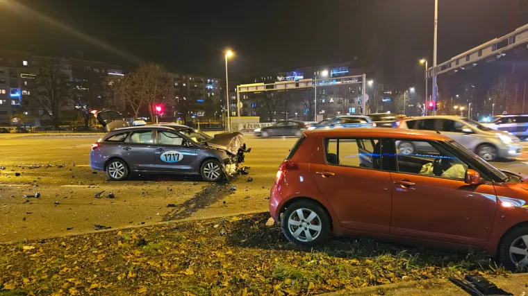 VIDEO Kr&scaron; i lom! Prometna nesreća na zagrebačkoj aveniji, sudarili se taksi vozilo i osobni auto