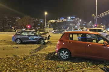 Krš i lom na Zagrebačkoj aveniji: Sudarili se taksi vozilo i osobni auto, pogledajte snimke s mjesta nesreće