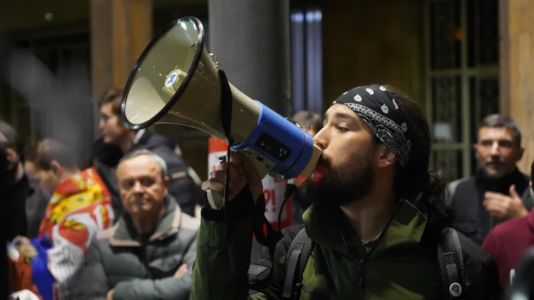 Srbi ustali protiv Vučića i ekipe, stigli pred sjedi&scaron;te policije i tražili pu&scaron;tanje uhićenih: 'Pustite ih sve, uhitite Vučića!'