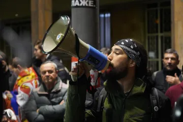 Srbi ustali protiv Vučića i ekipe, stigli pred sjedište policije i tražili puštanje uhićenih: 'Pustite ih sve, uhitite Vučića!'