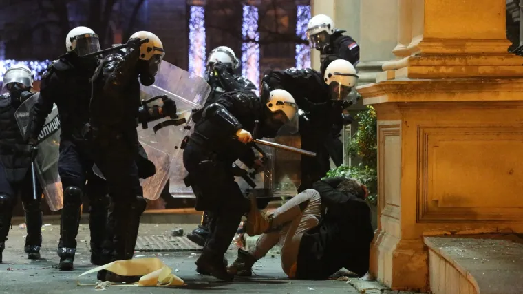 FOTO Epilog sinoćnjeg prosvjeda: Ozlijeđeni policajci, ali i prosvjednici. Ovako se postupalo prema njima