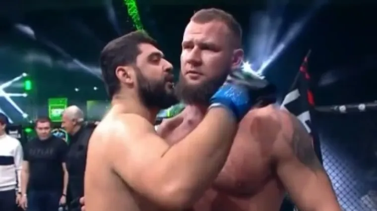 Nevjerojatne scene u kavezu: Izgubio za 34 sekunde pa zatražio revan&scaron;; dobio ga je odmah, ali i nove batine