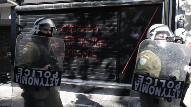 Preminuo grčki policajac te&scaron;ko ozlijeđen u neredima: 18-godi&scaron;njak priznao napad