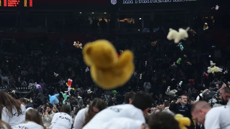 Utakmica u Beogradu kasnila tri minute: Europa bruji o potezu navijača Partizana