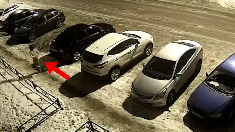 Kruži snimka tinejdžera koji bježi vezan lisicama: Očuh mu prijetio pi&scaron;toljem, nožem izbo majku i pobjegao