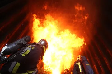 Tragedija u Daruvaru: Žena smrtno stradala u stanu koji se zapalio u centru grada