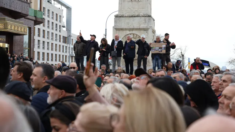 Zavr&scaron;en najmasovniji prosvjed u Beogradu: Tisuće traže poni&scaron;tenje izbora: 'Vlastima treba pokazati crveni karton'