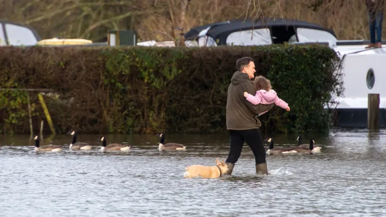 Ogromne poplave u Engleskoj, stotine evakuirane iz domova, gotovo 300 upozorenja na snazi