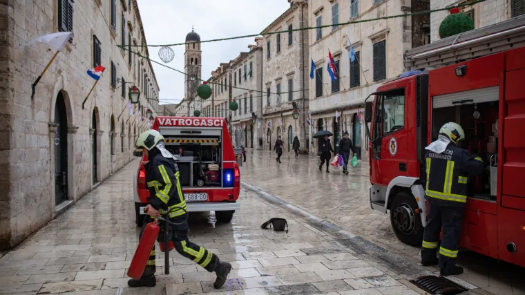 U Dubrovniku se zapalio stan, hitne službe izvukle čovjeka bez svijesti. Ubrzo je preminuo