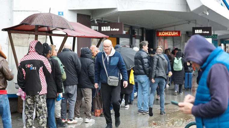 Pogledajte kakav se red stvorio na Autobusnom kolodvoru: Svi su navalili u jednu od rijetkih trgovina koje danas rade