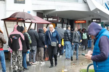 Pogledajte kakav se red stvorio na Autobusnom kolodvoru: Svi su navalili u jednu od rijetkih trgovina koje danas rade