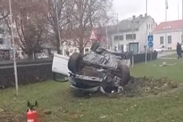 Bizarna nesreća u Đurđevcu: Vozač preletio autom kroz živicu, pokupio bicikle pa se okrenuo na krov u dvorištu crkve